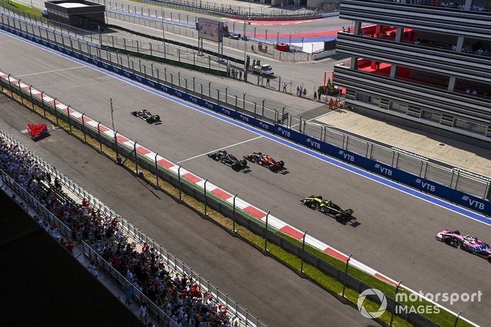 Lewis Hamilton, Mercedes F1 W11, Max Verstappen, Red Bull Racing RB16, Valtteri Bottas, Mercedes F1 W11, Sergio Pérez, Racing Point RP20, al inicio