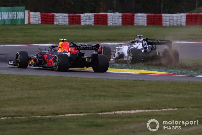 Daniil Kvyat, AlphaTauri AT01, falla en una curva y daña su alerón delantero por delante de Alex Albon, Red Bull Racing RB16