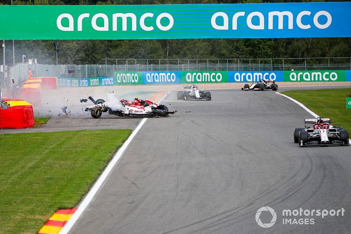 Antonio Giovinazzi, Alfa Romeo Racing C39 choca con la barrera y su neumático suelto golpea el monoplaza de George Russell, Williams FW43