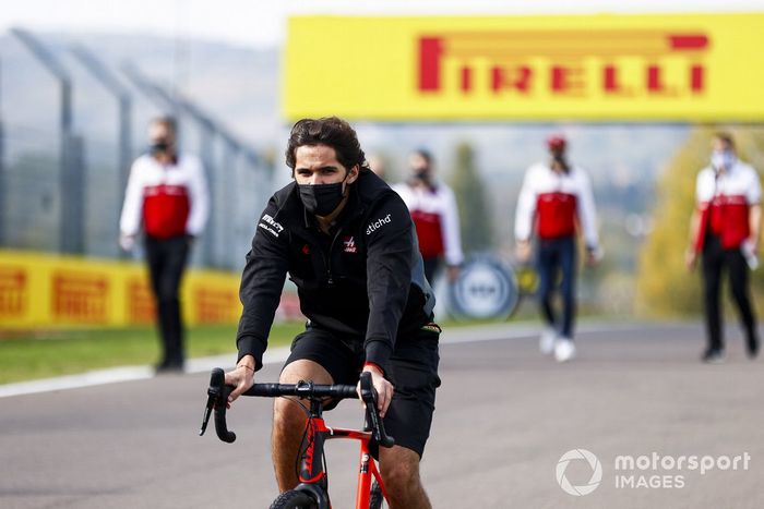 Un miembro de Haas F1 en Imola