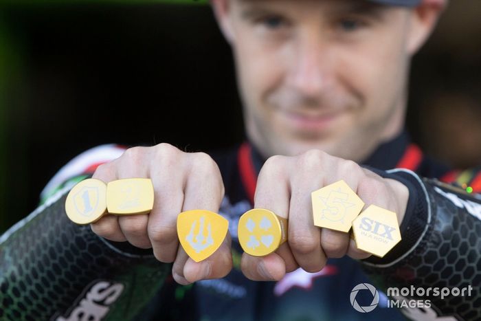 Jonathan Rea, del equipo Kawasaki Racing Team celebra su sexto Campeonato Mundial, con seis anillos de oro