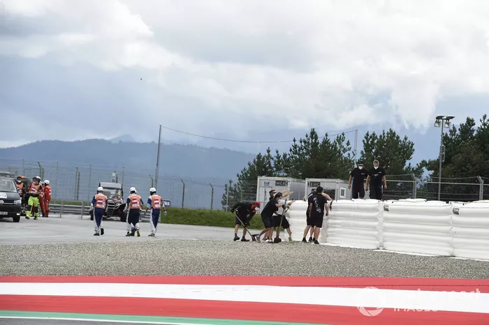 Reparaciones en el muro tras el accidente de Maverick Vinales, Yamaha Factory Racing
