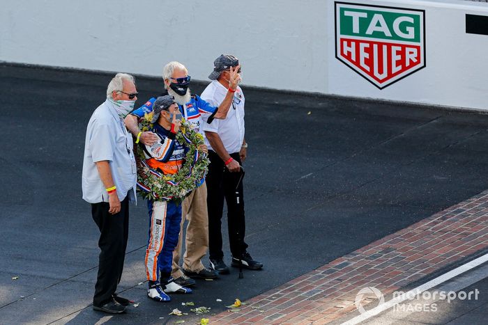 Takuma Sato, Rahal Letterman Lanigan Racing Honda y el equipo celebran la victoria de las 500 de Indianápolis besando la línea de ladrillos