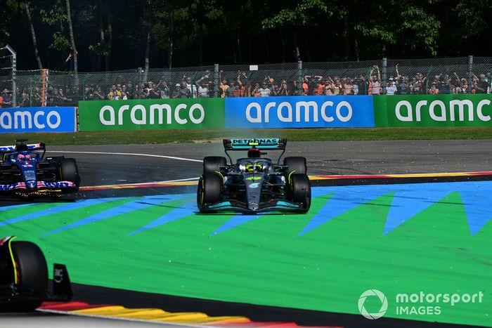 Lewis Hamilton, Mercedes W13, tras el contacto con Fernando Alonso, Alpine A522