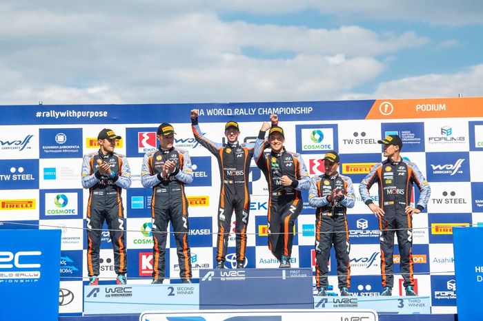 Podio: ganadores Thierry Neuville, Martijn Wydaeghe, Hyundai World Rally Team Hyundai i20 N Rally1, segundo lugar Ott Tanak, Martin Jarveoja, Hyundai World Rally Team Hyundai i20 N Rally1, tercer lugar Dani Sordo, Candido Carrera, Hyundai World Rally Team Hyundai i20 N Rally1.