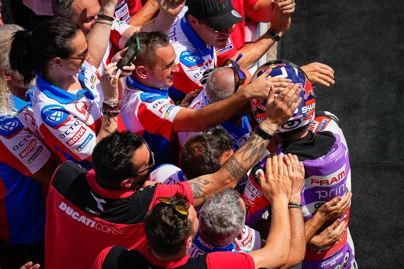 Johann Zarco célèbre sa deuxième place