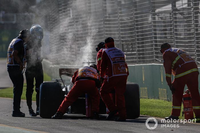 Los comisarios asisten a George Russell, Mercedes F1 W14, después de que un incendio provocara su retirada.