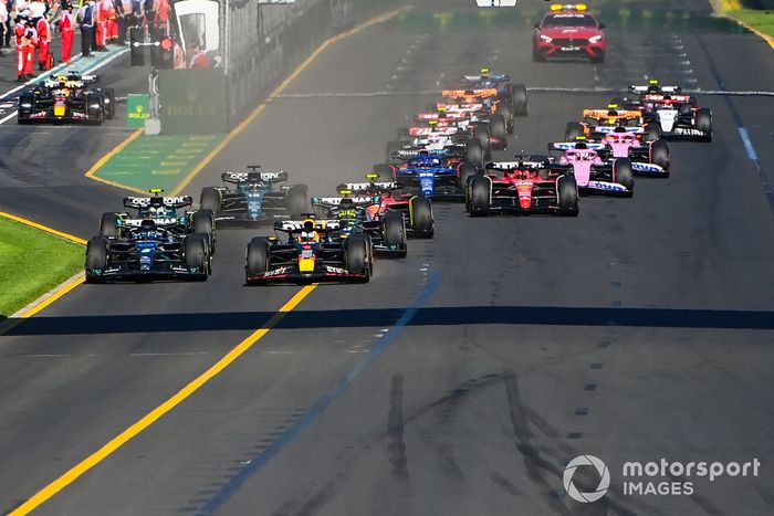 Max Verstappen, Red Bull Racing RB19, George Russell, Mercedes F1 W14, Lewis Hamilton, Mercedes F1 W14, Carlos Sainz, Ferrari SF-23, Charles Leclerc, Ferrari SF-23, el resto de la parrilla en la salida.