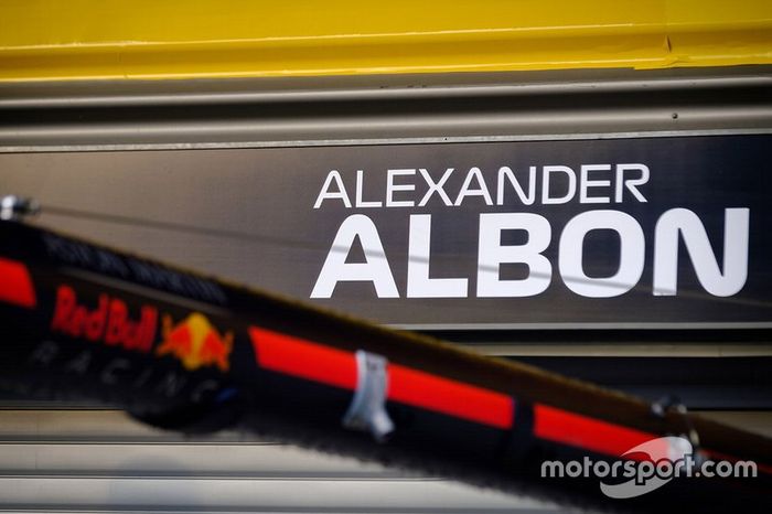 Cartel de Alex Albon, Red Bull Racing, en su nuevo box