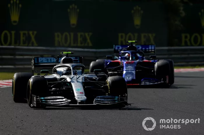 Valtteri Bottas, Mercedes AMG W10, Alexander Albon, Toro Rosso STR14