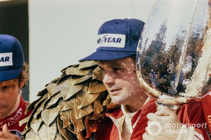 1977: Alan Jones gana el Gran Premio de Austria en Spielberg, pero no recibe el himno australiano. ¡Por fin alguien toca 