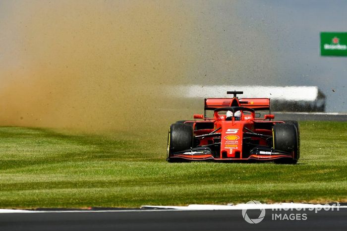 Sebastian Vettel, Ferrari SF90, corre sobre la hierba