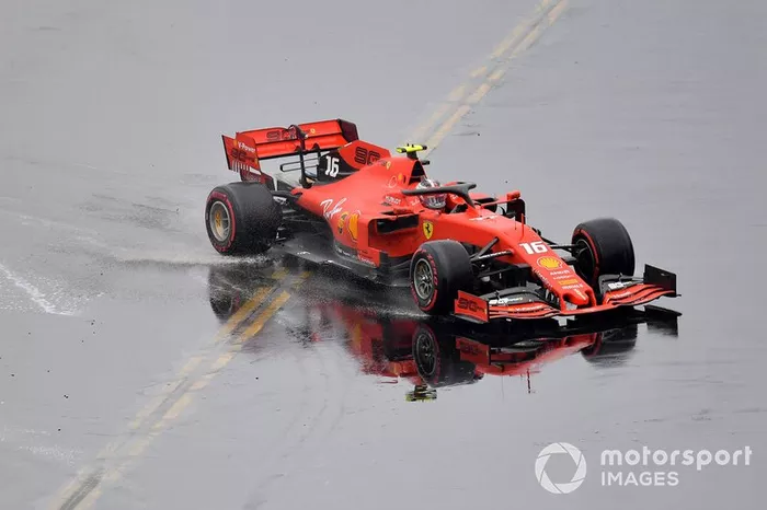 Algumas voltas depois, foi a vez de Leclerc: ele colocou os pneus macios, mas a aposta foi em vão, como se vê na escapada acima