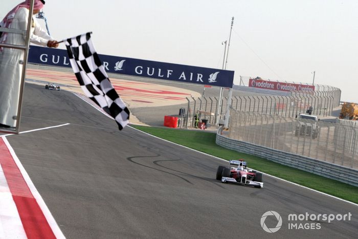 Jarno Trulli, Toyota TF109 cruza la meta en tercer lugar