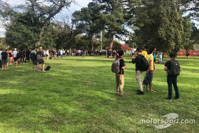 Filas de fans fuera de la puerta 10 