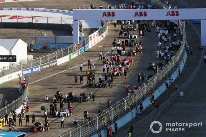 Protesta contra el racismo en la parrilla, donde se arrodillaron los miembros de Stoffel Vandoorne, Mercedes Benz EQ, EQ Silver Arrow 01, Nyck De Vries, Mercedes Benz EQ, EQ Silver Arrow 01