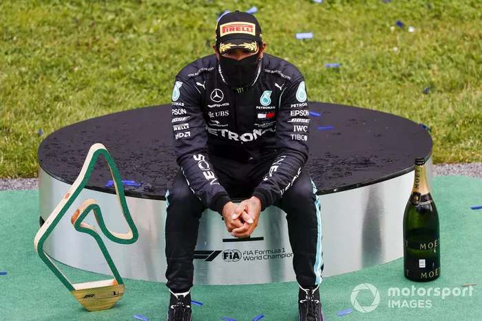 El ganador de la carrera Lewis Hamilton, Mercedes-AMG Petronas F1 en el podio con el trofeo y el champán