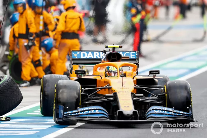 Lando Norris, McLaren MCL35, sale de pit box