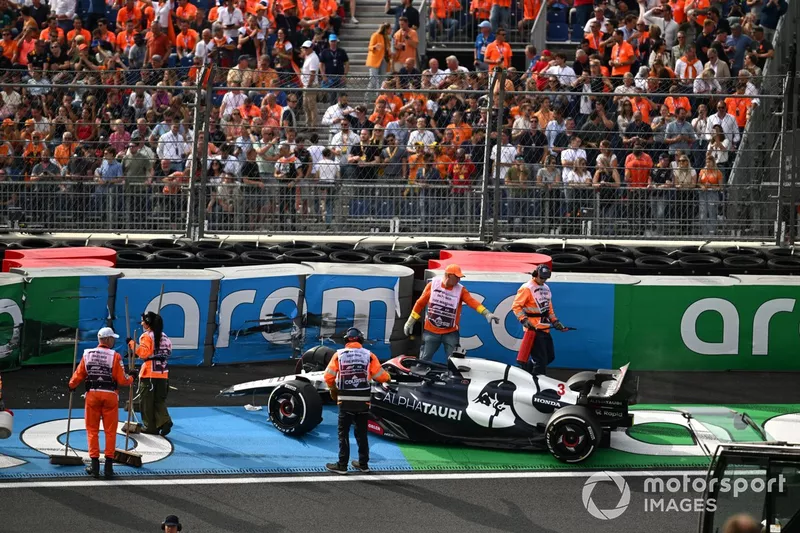 I commissari si occupano della vettura danneggiata di Daniel Ricciardo, AlphaTauri AT04