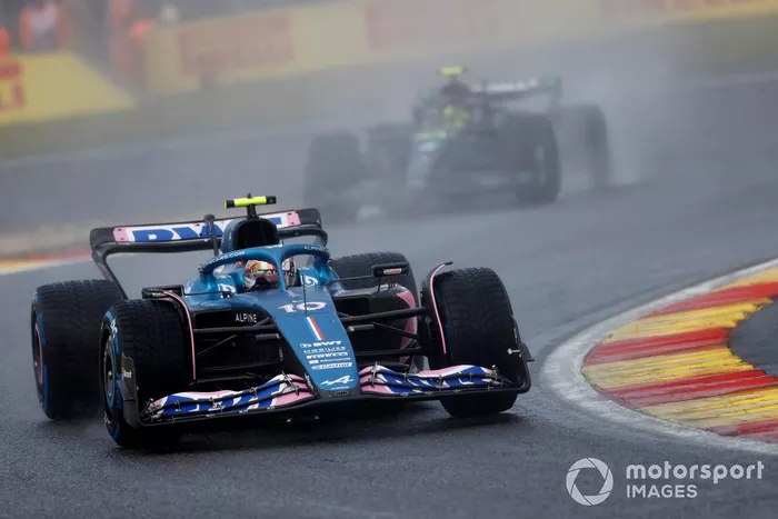 Pierre Gasly, Alpine A523, devance Sir Lewis Hamilton, Mercedes F1 W14