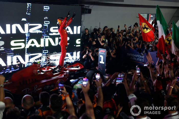 Carlos Sainz, Scuderia Ferrari, 1ª posición, celebra a su llegada al Parc Ferme