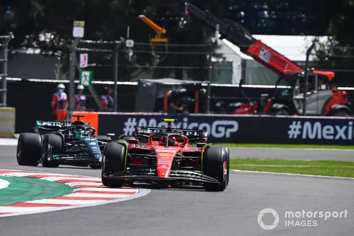 Carlos Sainz, Ferrari SF-23, Frederik Vesti, Mercedes F1 W14
