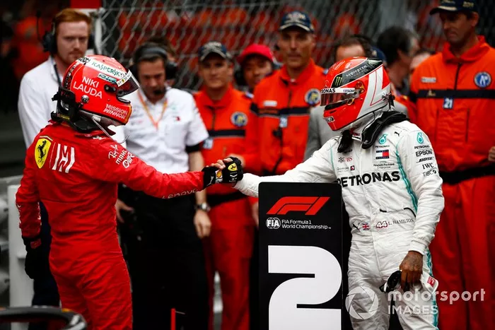 Sebastian Vettel, Ferrari, 2ª posición, felicita a Lewis Hamilton, Mercedes AMG F1, 1ª posición, en Parc Ferme
