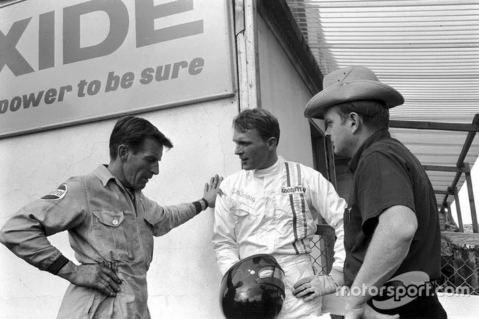 Dan Gurney en discussion avec des amis