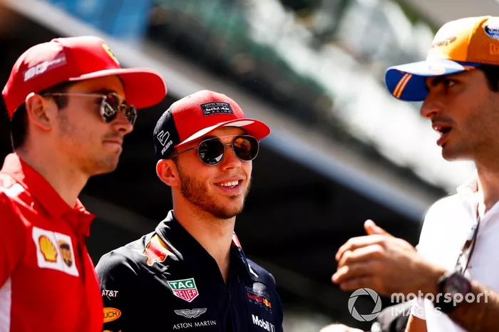 Charles Leclerc, Ferrari, Pierre Gasly, Red Bull Racing, y Carlos Sainz Jr., McLaren, en el desfile de pilotos