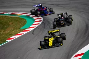 Nico Hulkenberg, Renault R.S. 19, voor Kevin Magnussen, Haas F1 Team VF-19, en Daniil Kvyat, Toro Rosso STR14