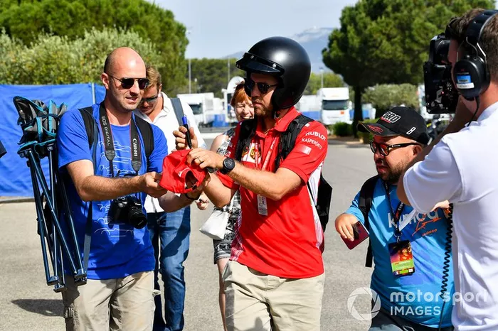 Sebastian Vettel, Ferrari, firma un autógrafo