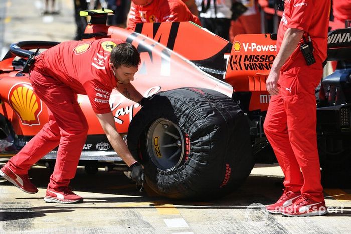 Mecánico de Ferrari con Charles Leclerc, Ferrari SF90, en el pit lane