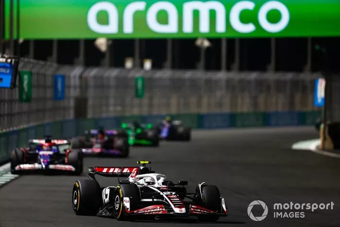 Nico Hulkenberg, Haas VF-24, Daniel Ricciardo, RB F1 Team VCARB 01