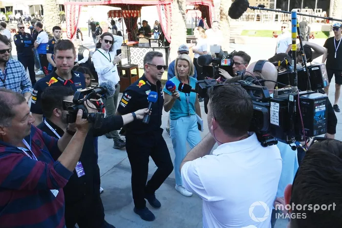 Christian Horner, directeur de l'équipe Red Bull Racing, est entouré de médias