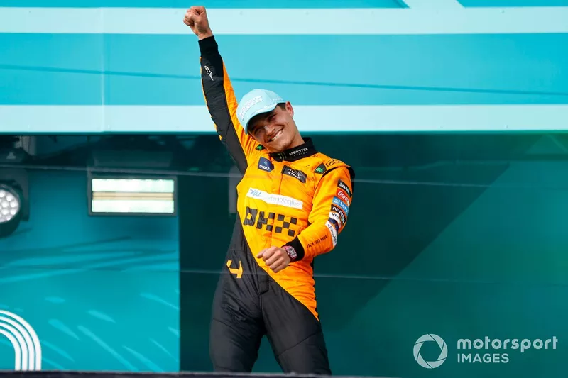 Lando Norris, McLaren F1 Team, 1ère position, fête sur le podium