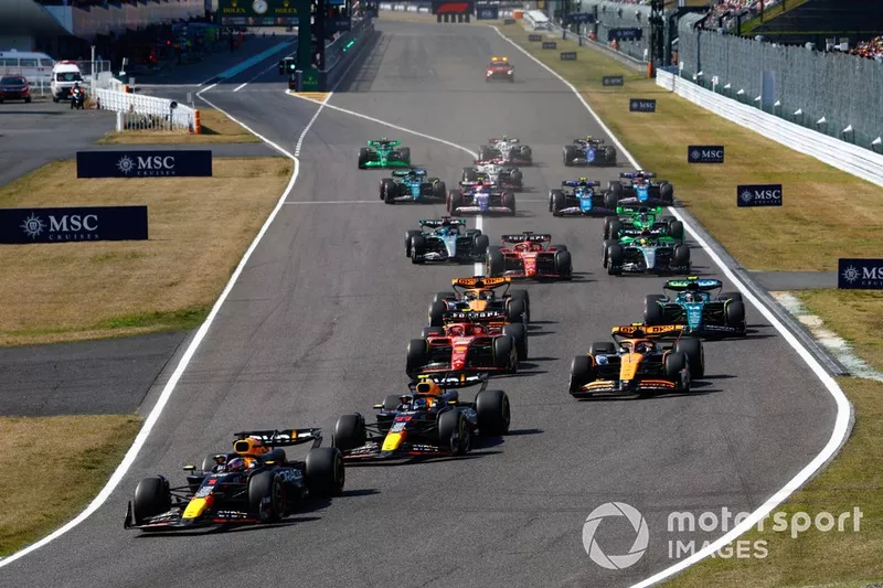 Max Verstappen, Red Bull Racing RB20, Sergio Perez, Red Bull Racing RB20, Lando Norris, McLaren MCL38, Carlos Sainz, Ferrari SF-24, Fernando Alonso, Aston Martin AMR24, Oscar Piastri, McLaren MCL38, le reste du peloton pour la reprise.