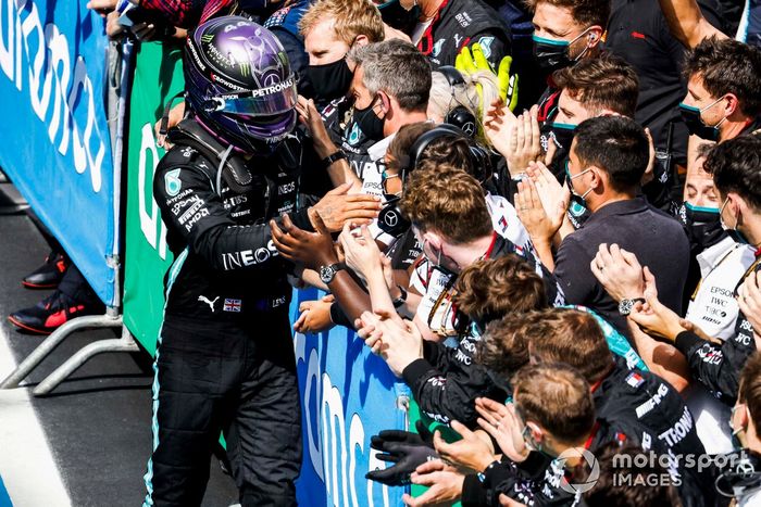 Ganador de la carrera Lewis Hamilton, Mercedes celebra con el equipo