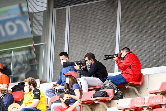 Los fans toman fotos desde la grada