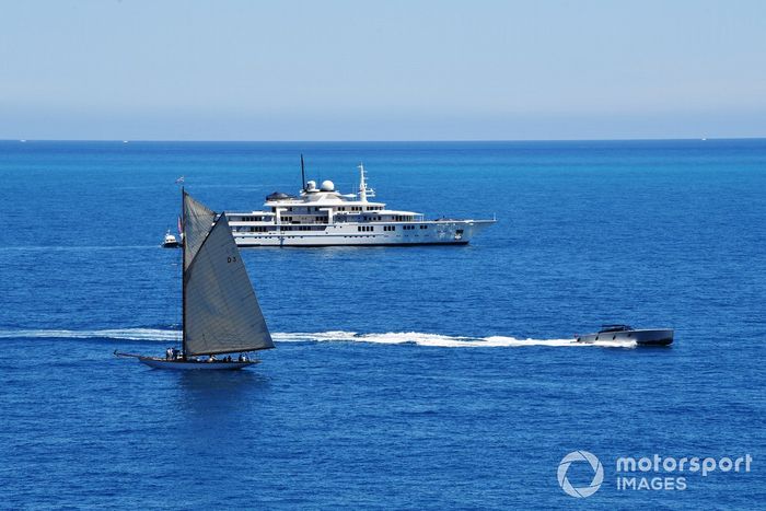 Un yate en el puerto de Montecarlo