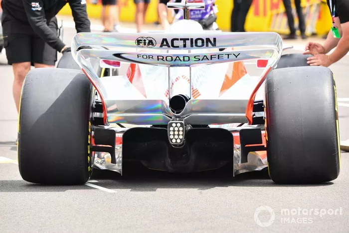 Detalle de la parte trasera lateral del coche de Fórmula 1 2022
