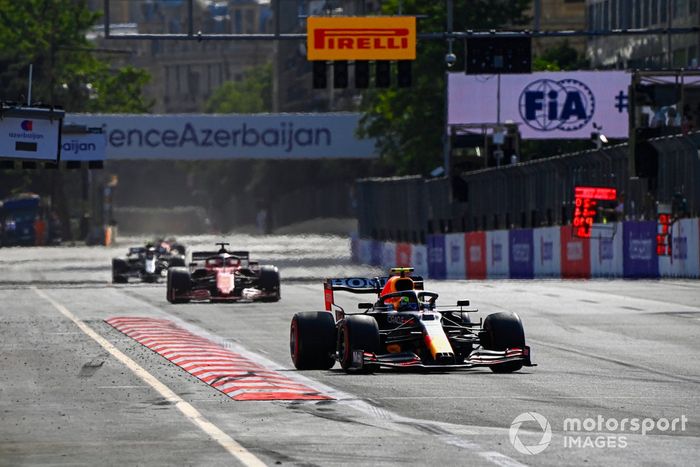 Sergio Pérez, Red Bull Racing RB16B, Charles Leclerc, Ferrari SF21