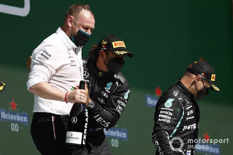 Il delegato al trofeo Mercedes, Lewis Hamilton, Mercedes, primo classificato, e Valtteri Bottas, Mercedes, terzo classificato, sul podio