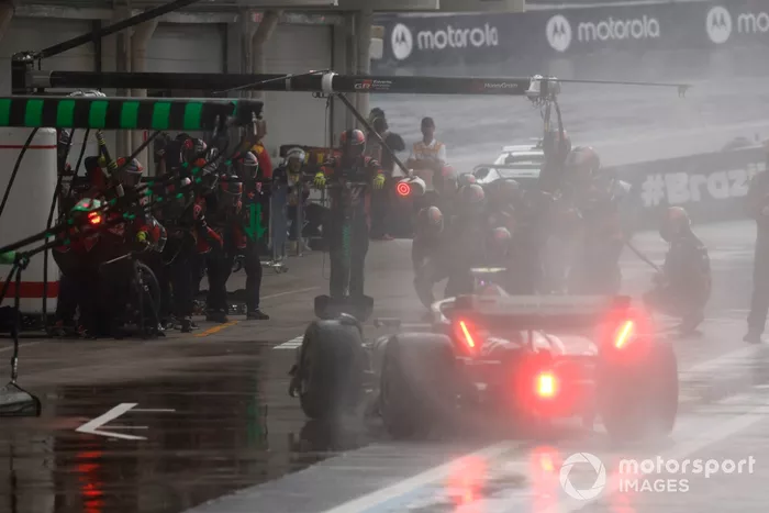 Nico Hulkenberg, Haas VF-24, hace una parada en boxes