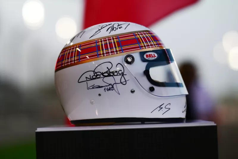 Un casque signé par les vingt champions du monde de Formule 1 encore en vie 