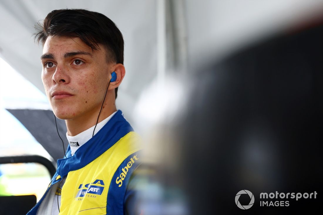 Zane Maloney , Lola Yamaha ABT Formula E Team observa en el garaje