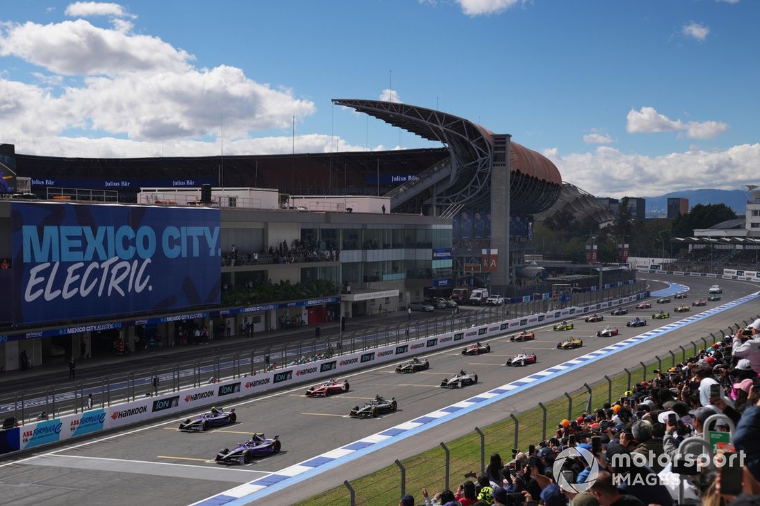 Los coches alineados en la parrilla listos para el inicio de la carrera
