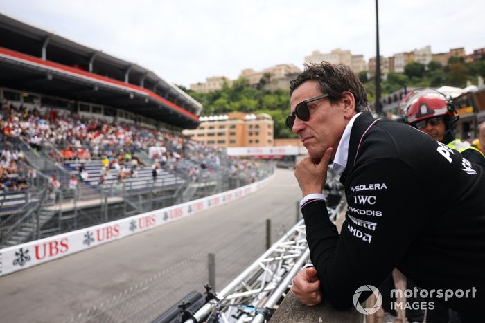 Toto Wolff, Team Principal y CEO de Mercedes-AMG F1 Team, observa la FP1 desde la parte trasera del pit lane.