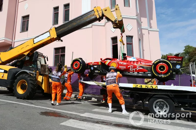 Los comisarios retiran el coche de Charles Leclerc, Ferrari SF-24 