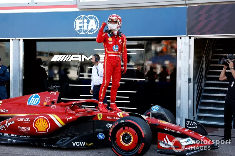 Charles Leclerc, de la Scuderia Ferrari, fête son arrivée au Parc Ferme.
