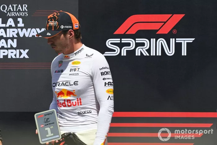 Max Verstappen, da Red Bull Racing, posa com o seu troféu Sprint